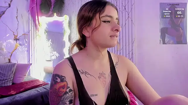 Naomy_tay1 live cam on StripChat