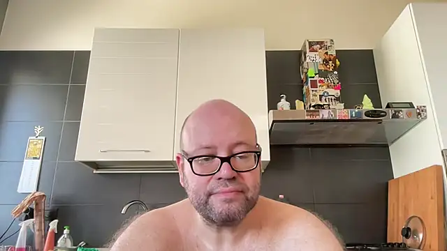 theitalianbear live cam on StripChat