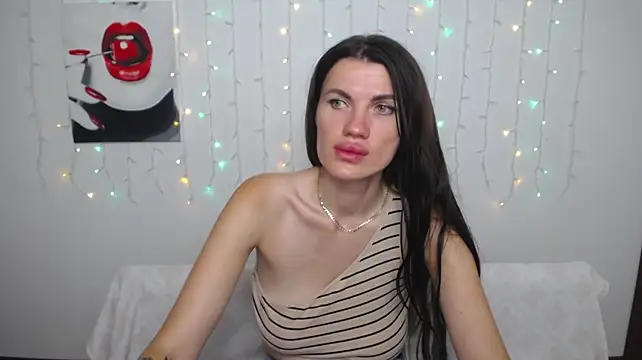 MilaLoona live cam on StripChat