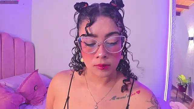 antonelllepiercee live cam on StripChat
