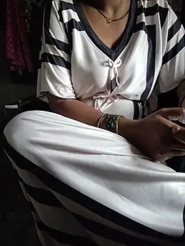 hot_island (F milf) - Pinch nipple