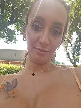 IsabelleEthan live cam on StripChat