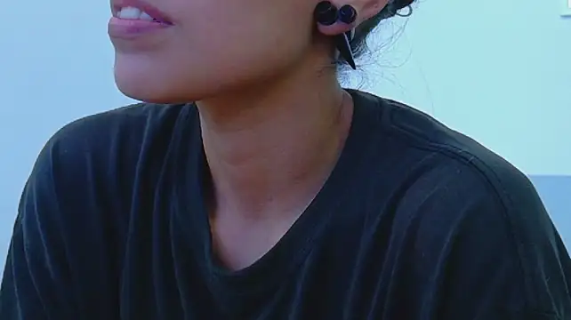 yourcuteneighbourr live cam on StripChat