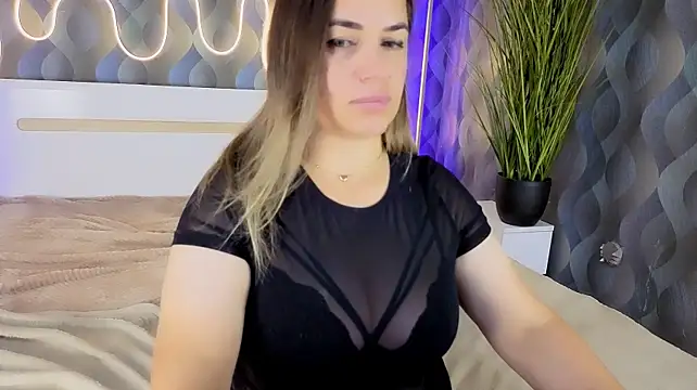 JuicyMillena live cam on StripChat