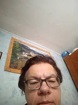 Olena72531 live cam on StripChat