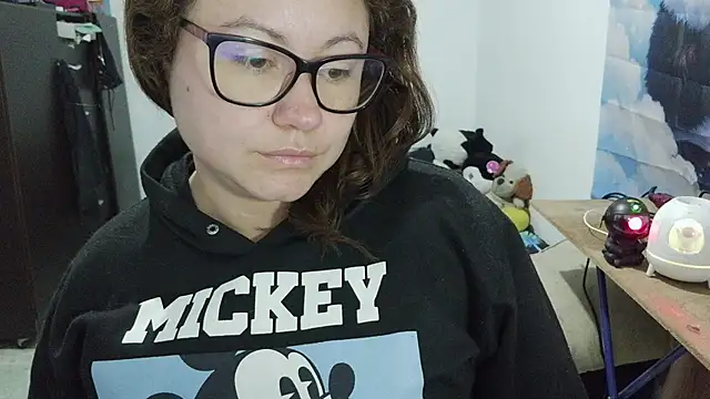 curly_greeneyed live cam on StripChat