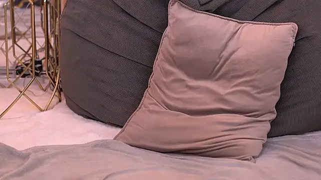 EmmaEmber live cam on StripChat