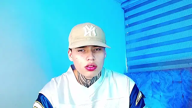 _justinmoon2 live cam on StripChat