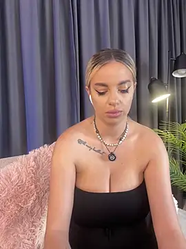 PearlPlenty live cam on StripChat