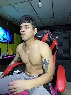AlessandroAGT live cam on StripChat