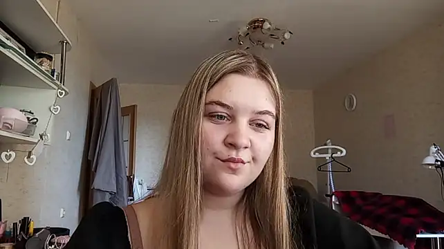 TypicalWoman live webcam