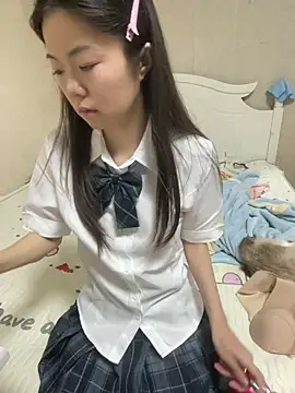 Luna-l8 live cam on StripChat