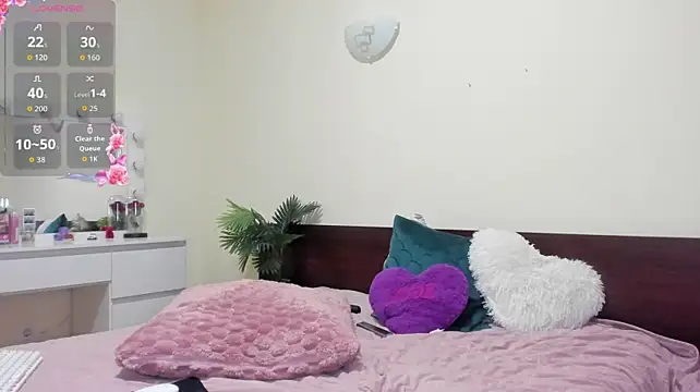 LunaaKitty live cam on StripChat