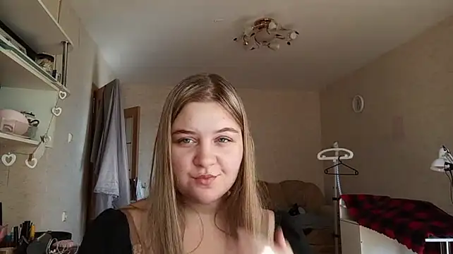 TypicalWoman live cam on StripChat