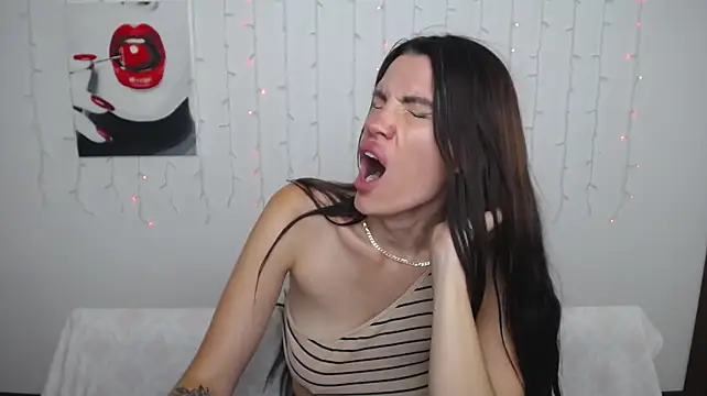 MilaLoona live cam on StripChat
