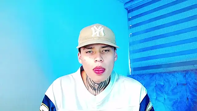 _justinmoon2 live cam on StripChat