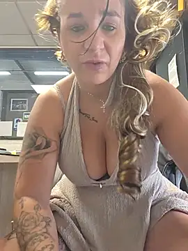 Micorazonheolmiangel23's live cam