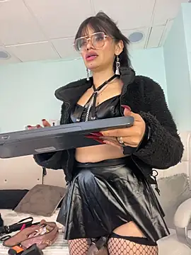 Emerald_gh live cam on StripChat