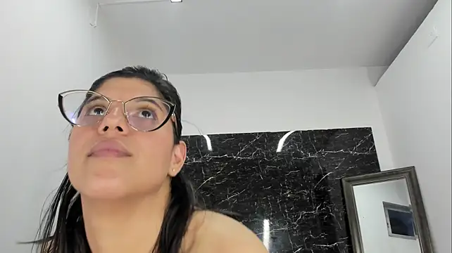suzan_23 live cam on StripChat