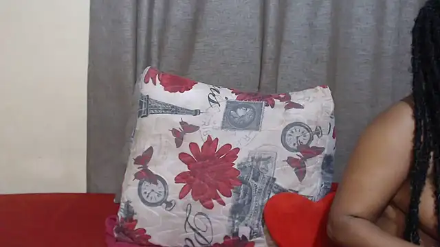 ScarlettNoire live cam on StripChat