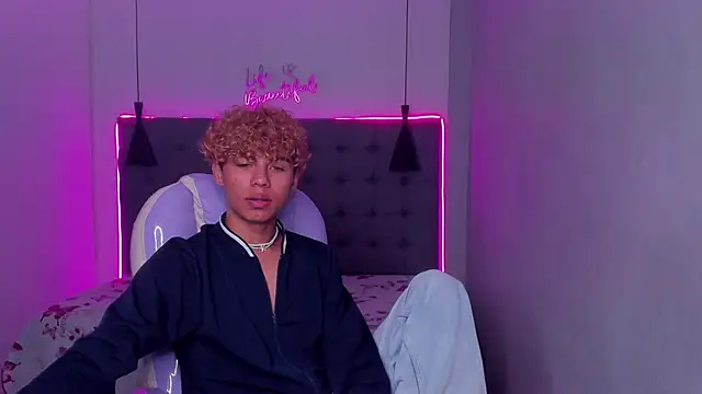 Anyelo_Twink live cam on StripChat