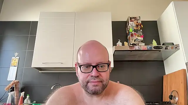 theitalianbear live cam on StripChat