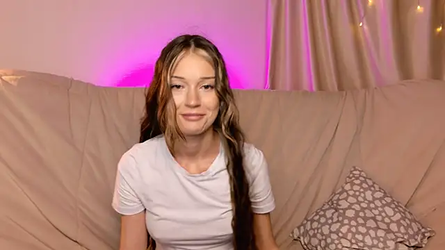 KiraKittyy_ live cam on StripChat