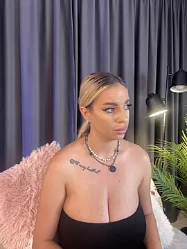 PearlPlenty live cam on StripChat