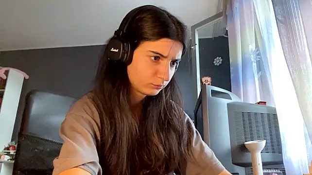 MindaHallmon live cam on StripChat
