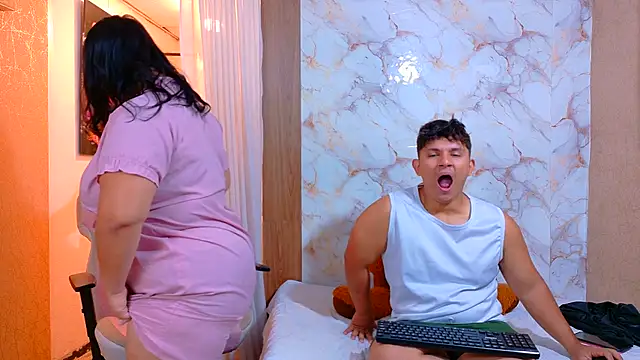 parejacurvy20 (G teen) - stick a finger up Loren's ass + suck ass