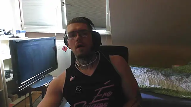 NIcoBig420 live cam on StripChat