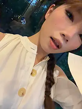 yiyi-707 (F young) - 咖啡厅闪现自慰全裸ing 喷水