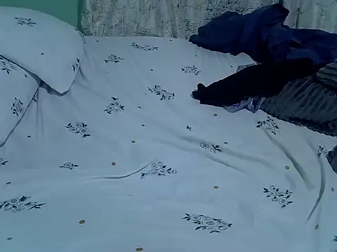 Prettybootty live cam on StripChat