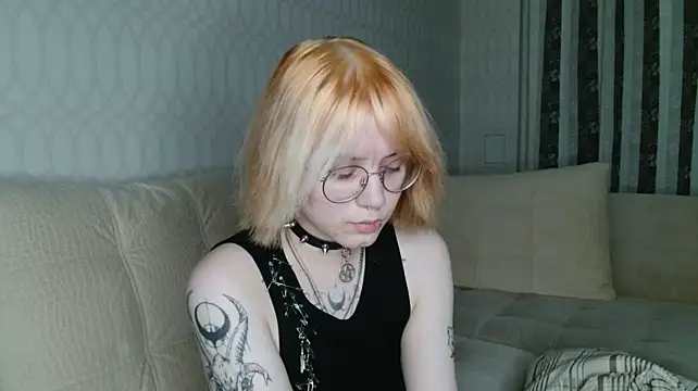 kellepourier (F teen) - rub nipples close up