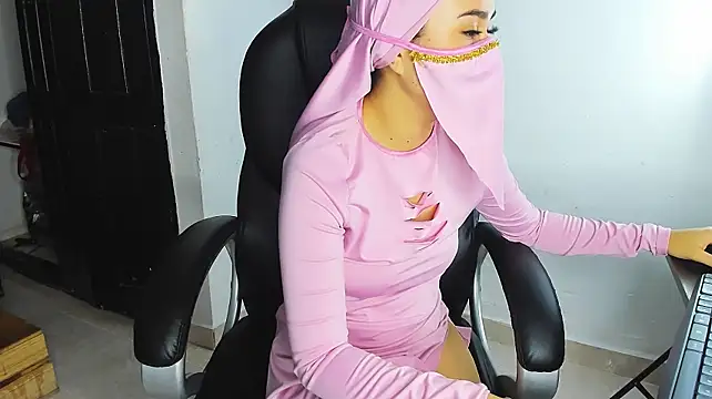 safiya__ (F young) - Show pussy - rub clit close up