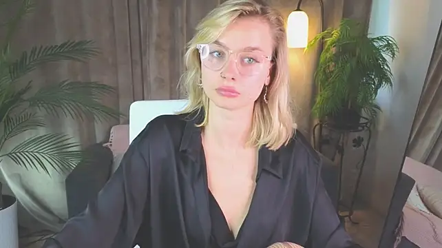 NoraMoreau live cam on StripChat