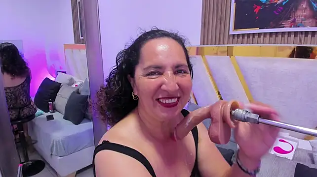 Luna_Naughty1 live cam on StripChat
