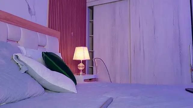 mia_hank