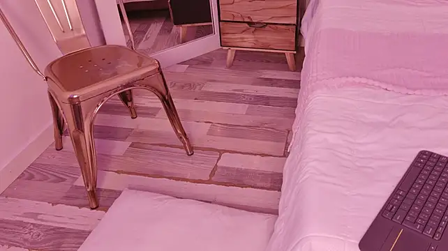 ChiaraBellinii live cam on StripChat