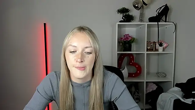 EvelynBlond live cam on StripChat
