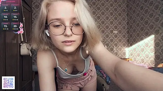 Smartemilia live cam on StripChat