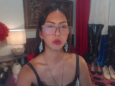 Nathalieheartt live cam on StripChat