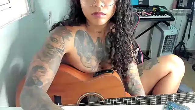 Ama_music live webcam