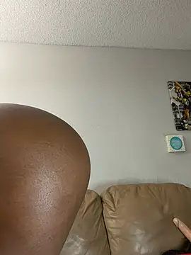 ebony_queeen (F young) - Flash boobs  for daddy 🥰