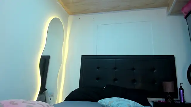 BustyGlow live cam on StripChat