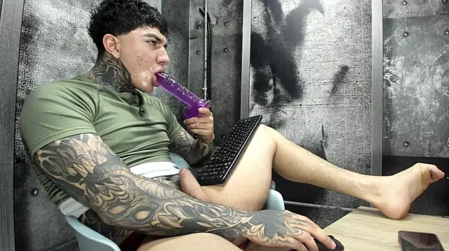 Gury_tattoo webcam