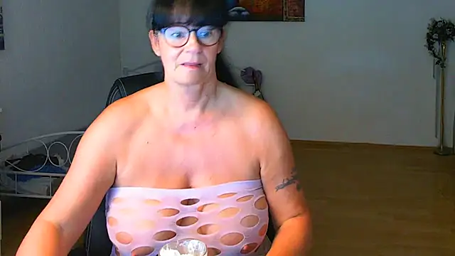 Sylly live cam on StripChat