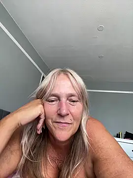 Webcam Model(Blondnboujee53) is live