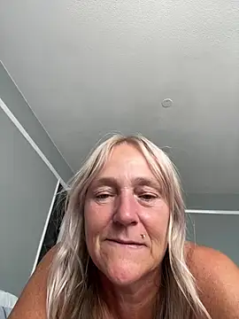 Blondnboujee53 webcam
