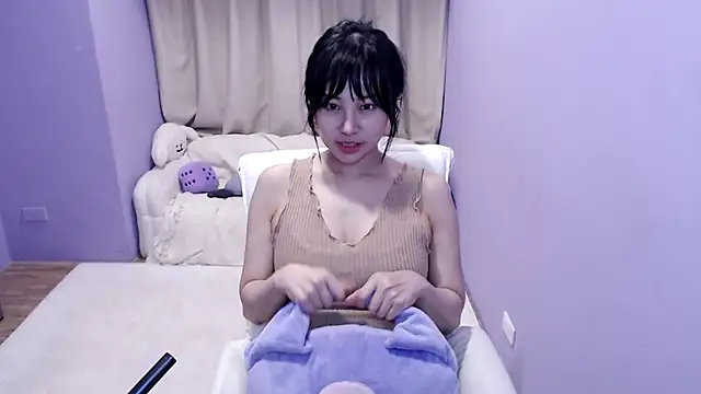 lingeringvoice live cam on StripChat